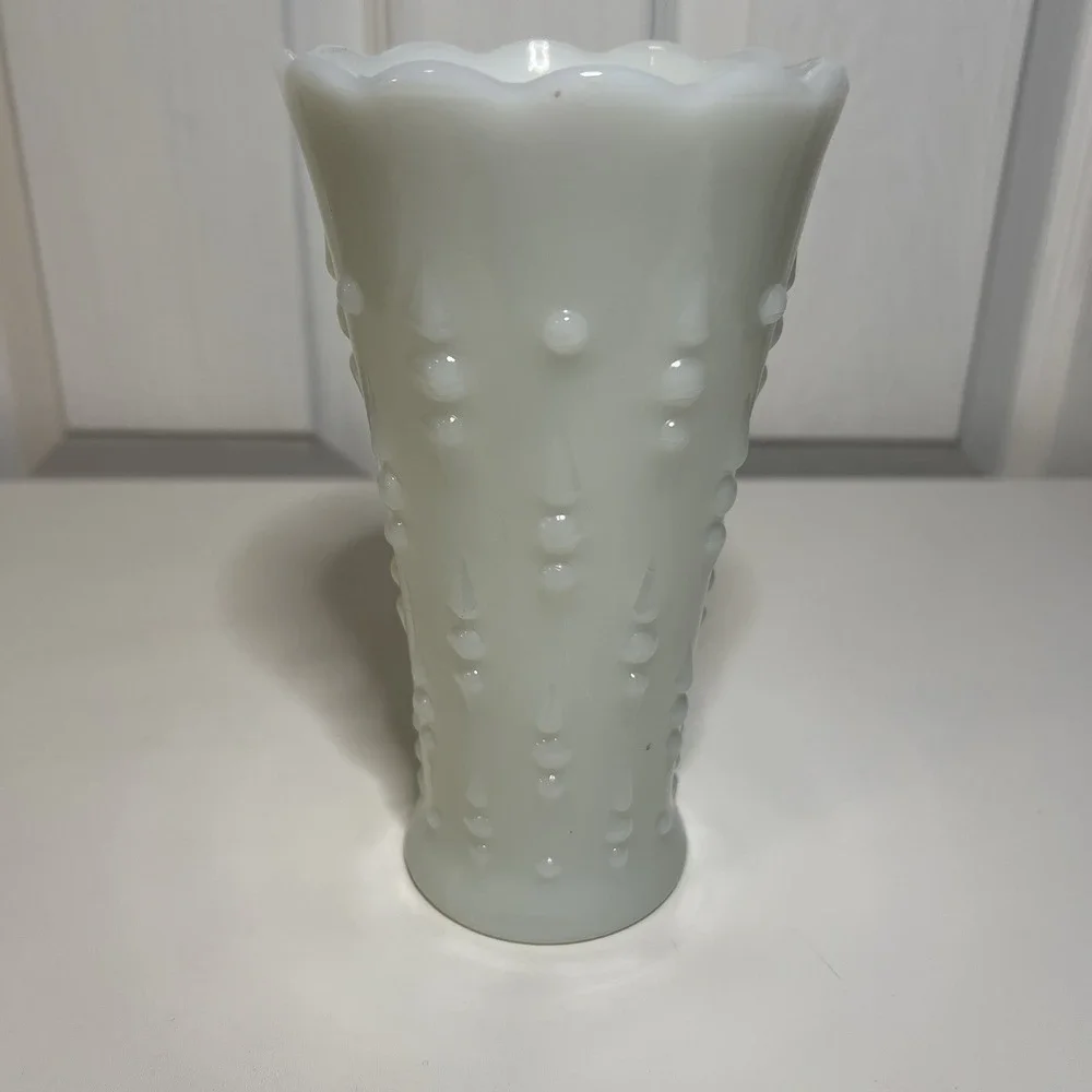 Vintage Anchor Hocking Milk Glass‎ Vase Dots Teardrop Pattern Scalloped Edge